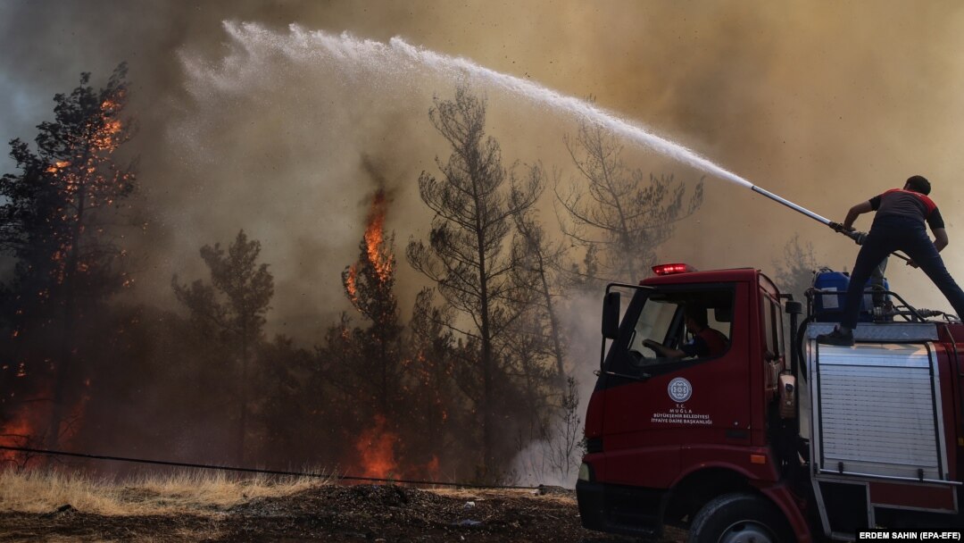 Pompierii încercă să stingă un incendiu din zona rurală Marmaris, districtul Mugla, Turcia. Fotografie realizată la data de 1 august 2021.