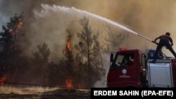 Pompierii încercă să stingă un incendiu din zona rurală Marmaris, districtul Mugla, Turcia. Fotografie realizată la data de 1 august 2021.