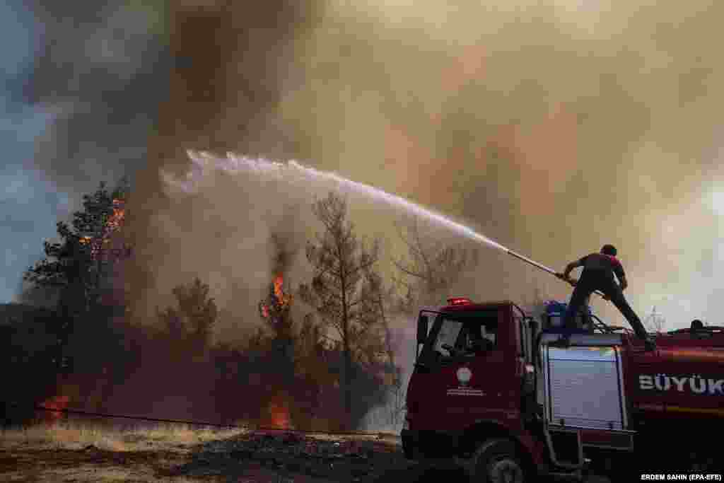 Попытки побороть огонь у Мармариса в провинции Мугла, 1 августа 2021&nbsp;