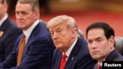 Američki predsjednik Donald Trump, sjedi pored državnog sekretara Marca Rubia (desno) i američkog ambasadora u Kini Davida Perduea tokom sastanaka u Pekingu 14. maja.
