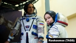 Актриса Юлия Пересильд и космонавт Антон Шкаплеров во время подготовки к полёту