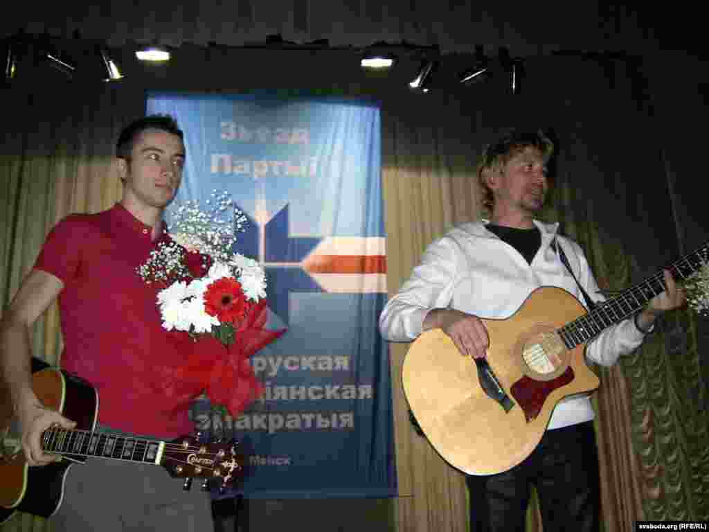 Лявон Вольскі сьпявае ў паўзмроку.