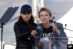  Скарлет Йохансон и Мила Кунис на Марш на дамите против половото принуждение. 20 януари 2018 година, Лос Анджелис. 