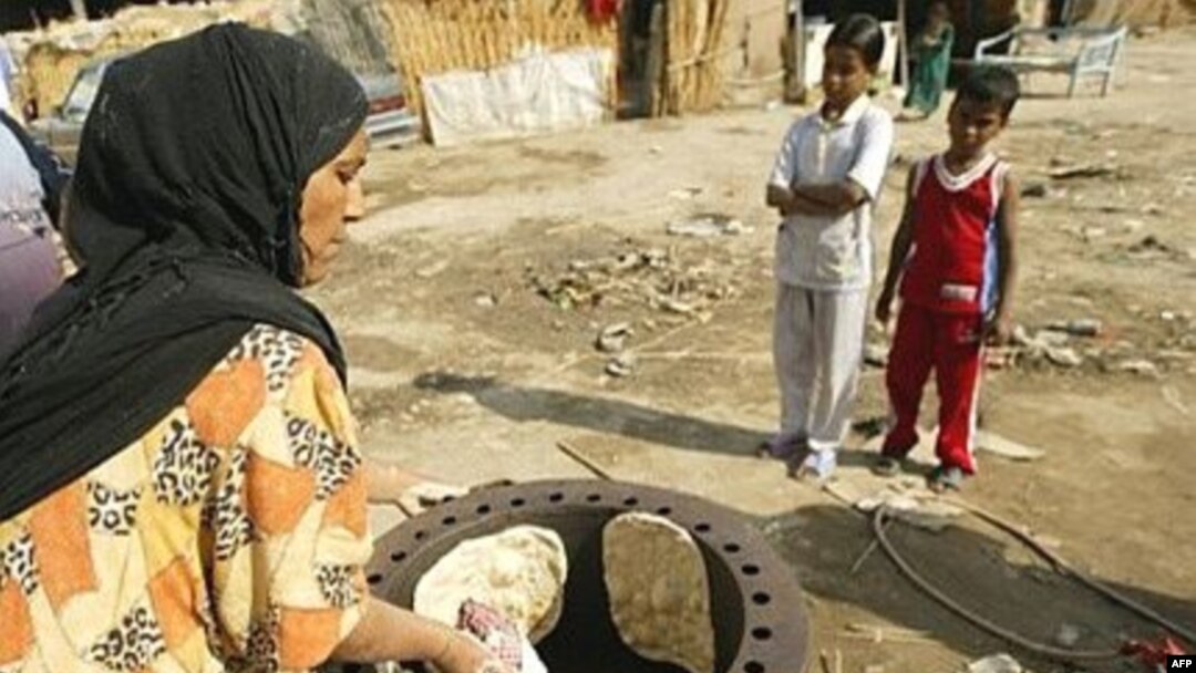 A woman makes bread at a camp for internally displaced Iraqis in central Baghdad. (file photo)