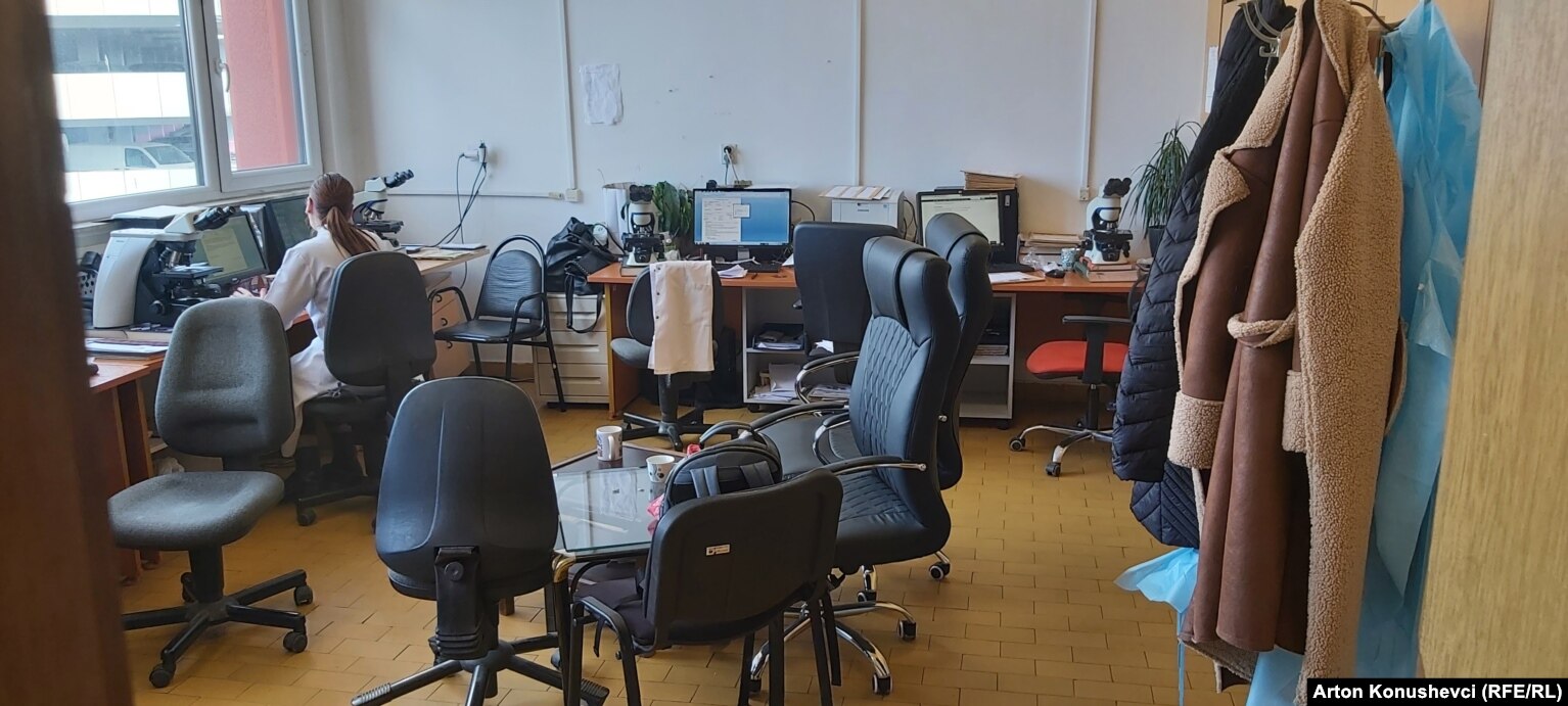 Një nga dhomat ku punojnë specialistët në Institutin e Patologjisë.
