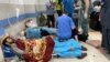 Palestinezë të plagosur si pasojë e sulmeve izraelite, duke marrë trajtim në spitalin Shifa.
