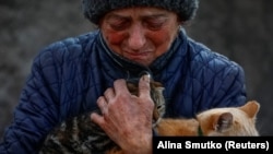 A Ukrainian woman holds her cats amid an evacuation of civilians in the Ukrainian town of Pokrovsk.&nbsp;