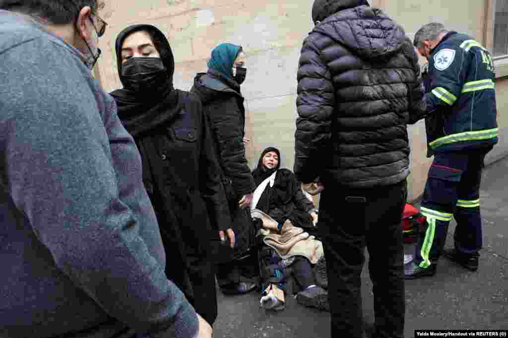Ranjena žena poslije napada na Teheran."Nemam više šta izgubiti", rekla je Moaiery. "Režim mi je oduzeo sve, a jedino što mi je ostalo jesu istina i iskrenost kao posmatrača."