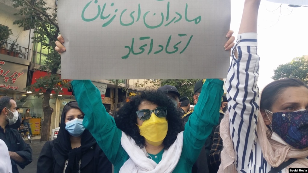 نرگس محمدی در یک تجمع اعتراضی در تهران، شهریور ۱۴۰۰