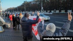 Один із «ланцюгів солідарності» з національною символікою в Мінську 23 січня 2021 року