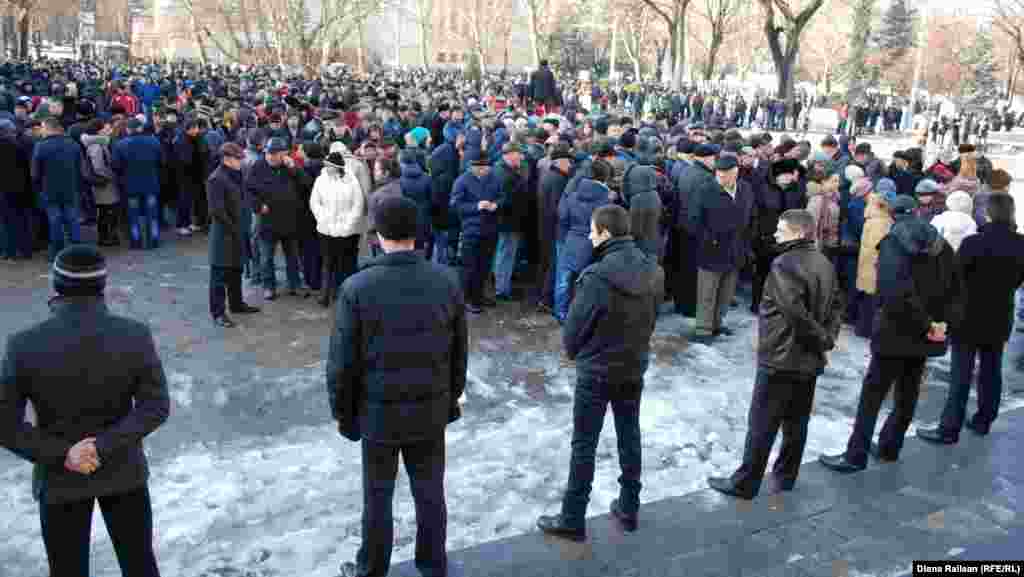 Demonstraţia din Scuarul Teatrului de Operă şi Balet.