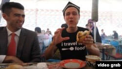 Америкалик блоггер Чорсуда сомса емоқда.