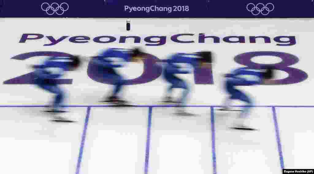 Бег на коньках на короткой дорожке: корейская команда во время тренировки в финале мужской гонки&nbsp;