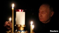 Putin Crocus City Hall hücumu qurbanlarının xatirəsini yad edir