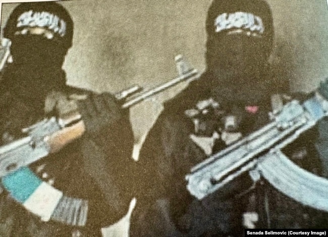 Një nga fotografitë propagandistike të përdorura nga ISIS-i, që dyshohet se tregon Sabinën dhe Samrën.