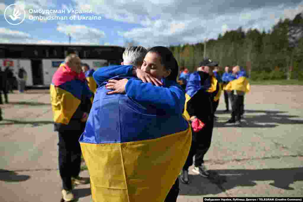 «Це військові, які утримувалися в Чеченській Республіці. Робота над їх звільненням тривала довгий час», – повідомив омбудсман Дмитро Лубінець