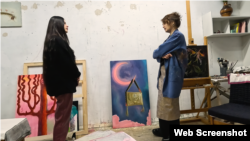 На картине изображен коран кап – футляр для Корана, украшенный традиционным крымскотатарским орнаментом «Орьнек»