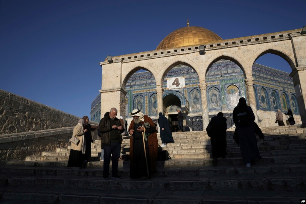 Besimtarët myslimanë mblidhen në Xhaminë e Kupolës së Shkëmbit në kompleksin e Xhamisë Al-Aksa në Jerusalem.&nbsp;