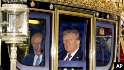 Kralj Charles III, lijevo, i predsjednik Donald Trump voze se u povorci kočija do dvorca Windsor, Engleska, srijeda, 17. septembra 2025.