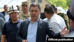 Президент Садыр Жапаров и полномочный представитель правительства в Баткенской области Абдикарим Алимбаев.