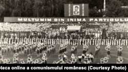 Spectacol pe stadionul „Dinamo” din Capitală, dedicat „Zilei pionierilor”. (18 iunie 1977) Sursă: Fototeca online a comunismului românesc; cota:118/1977