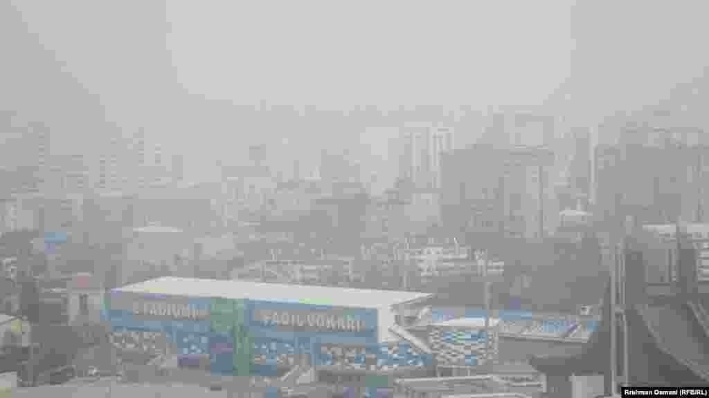 Stadiumi Fadil Vokrri dhe ndërtesat përreth mezi duken nga smogu dhe ajri i ndotur në Prishtinë. 