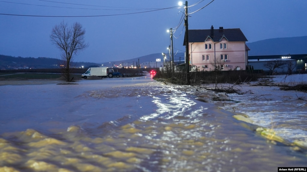 Kështu duket një rrugë në Komoran pas vërshimeve. 