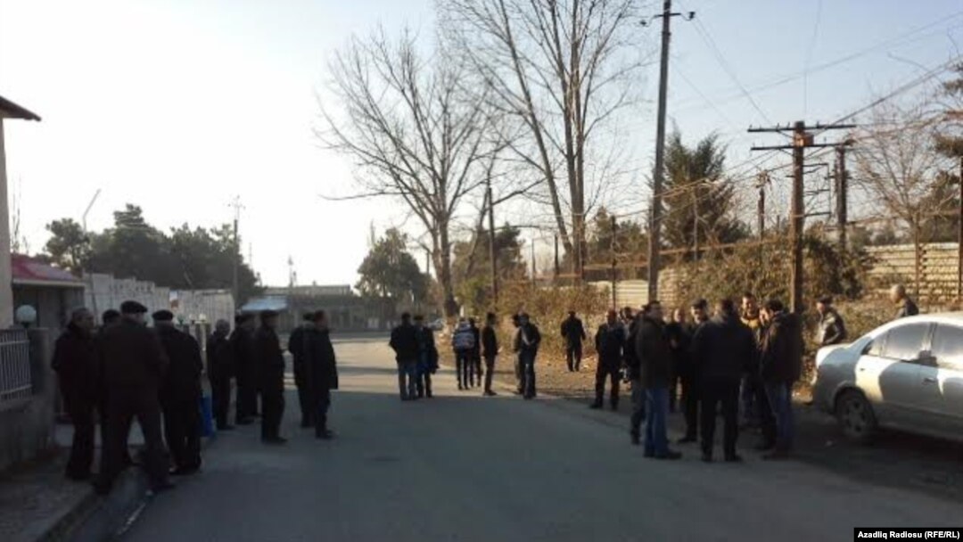 Məhkəmə binasının qarşısı