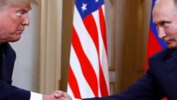 Президент США Дональд Трамп і очільник Росії Володимир Путін тиснуть один одному руки під час зустрічі в Гельсінкі (Фінляндія) 16 липня 2018 року