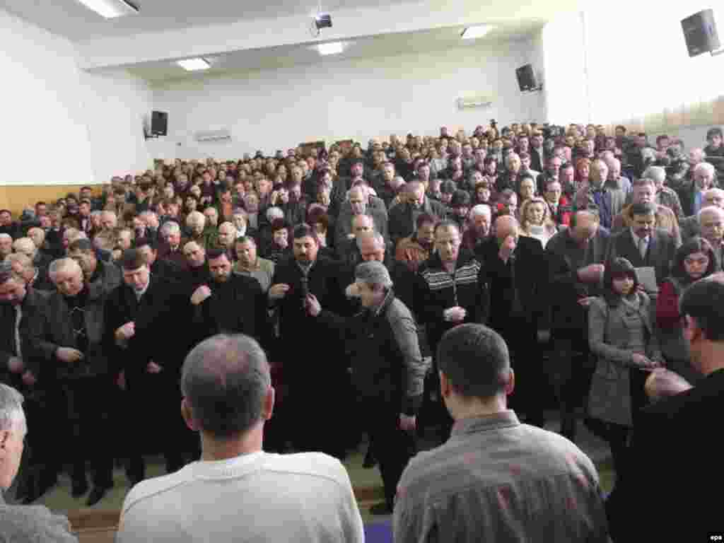 Kosovo -- Representatives of Kosovo Serbs gather to discuss future steps as Kosovo province is preparing to declare independence, Mitrovica, 15Feb2008 - 15 лютого, збори косовської сербської меншини в Мітровіці обговорюють, що робити після проголошення незалежності Косова. Серби провели низку протестів проти косовської незалежності