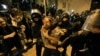 Спецпризначенці затримали протестувальника під час демонстрації біля будівлі парламенту в Тбілісі, Грузія, 16 квітня 2024 року