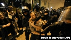 Спецпризначенці затримали протестувальника під час демонстрації біля будівлі парламенту в Тбілісі, Грузія, 16 квітня 2024 року