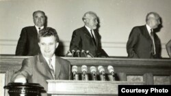 Un vot cu final cunoscut. Nicolae Ceauşescu votând la Marea Adunare Naţională.(20 iunie 1968) Sursa: Fototeca online a comunismului românesc; cota: 143/1968