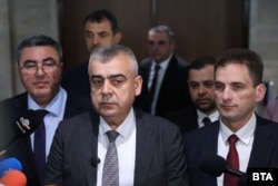  Депутатите от парламентарната група на АПС Танер Али, Хайри Садъков и Севим Али дадоха изказване в коридорите на Народното събрание след новината, че Радев ще връчи третия мандат на АПС. 15 януари 2026 година 