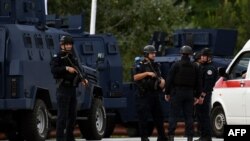 Oficerët e Policisë së Kosovës në hyrje të fshatit Banjskë më 24 shtator, 2023.