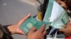 Vojnik Granične bezbjednosne službe (BSF) provjerava pasoše pakistanskih građana dok se pripremaju da napuste Indiju nakon što je Indija poništila sve vize izdate pakistanskim građanima.