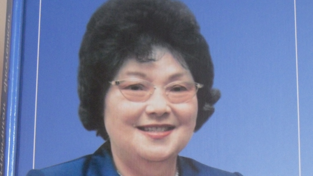 Жігіт қыздарды еркелетеді