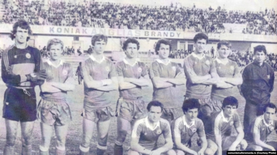 Naționala de fotbal înaintea meciului cu Ciprul. Sursa: comunismulinromania.ro (MNIR)
