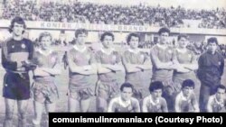 Naționala de fotbal înaintea meciului cu Ciprul. Sursa: comunismulinromania.ro (MNIR)