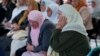 Majke iz Srebrenice gledaju izricanje konačne presude bivšem komandantu Vojske Republike Srpske Ratku Mladiću koji je u Hagu osuđen na doživotnu zatvorsku kaznu i za genocid u Srebrenici, Memorijalni centar Srebrenica - Potočari (8. juni 2021.)