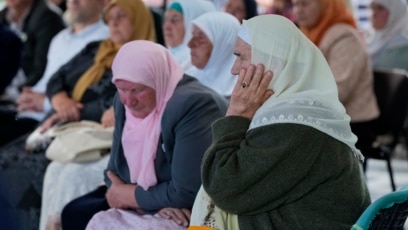 Majke iz Srebrenice gledaju izricanje konačne presude bivšem komandantu Vojske Republike Srpske Ratku Mladiću koji je u Hagu osuđen na doživotnu zatvorsku kaznu i za genocid u Srebrenici, Memorijalni centar Srebrenica - Potočari (8. juni 2021.)