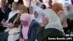 Gratë në Srebrenicë duke përcjellë seancën ku u dënua me burgim të përjetshëm shefi i ushtrisë të serbëve të Bosnjës, Ratko Mlladiq. 
