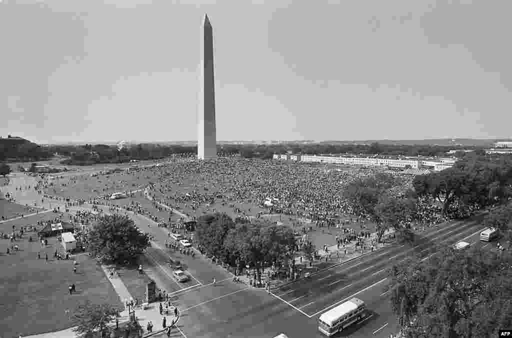 Organizimi më i njohur i lëvizjes për liri civile është mbajtur më 1963. Rreth 250.000 protestues të të gjitha racave kanë marshuar në Uashington, duke bërë thirrje për të drejta të barabarta mes të gjithë banorëve, përfshirë të drejtën për votim dhe barazi në sektorin ekonomik. Në fotografi: Një turmë me njerëz përpara Memorialit të Lincolnit në Uashington. 28 gusht 1963.