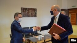 Министерот за финансии Фатмир Бесими и евроамбасадорот Дејвид Гир