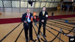 Orbán Viktor december 14-én, a csúcs előtt nyilatkozik a sajtónak. Fotó: Virginia Mayo / AP