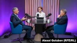 Eugenia Crețu, gazda podcastului „Dincolo de știri”, alături de analiștii Nicolae Negru și Igor Boțan, în studioul Europei Libere de la Chișinău.