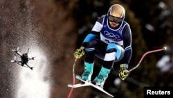 Тау шаңғысы жарысында спортшыны дрон видеоға түсіріп барады. Бормио, 7 ақпан 2026 жыл.