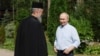 Președintele rus Vladimir Putin, dreapta, vizitează Schitul Smolenski al Mănăstirii Valaam de pe insula Valaam, la Lacul Ladoga, Republica Karelia, Rusia, vineri, 1 august 2025.