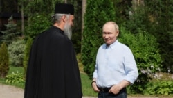 Președintele rus Vladimir Putin, dreapta, vizitează Schitul Smolenski al Mănăstirii Valaam de pe insula Valaam, la Lacul Ladoga, Republica Karelia, Rusia, vineri, 1 august 2025.