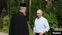 Vladimir Putin Kareliya Respublikasındakı Valaam monastrına baş çəkib